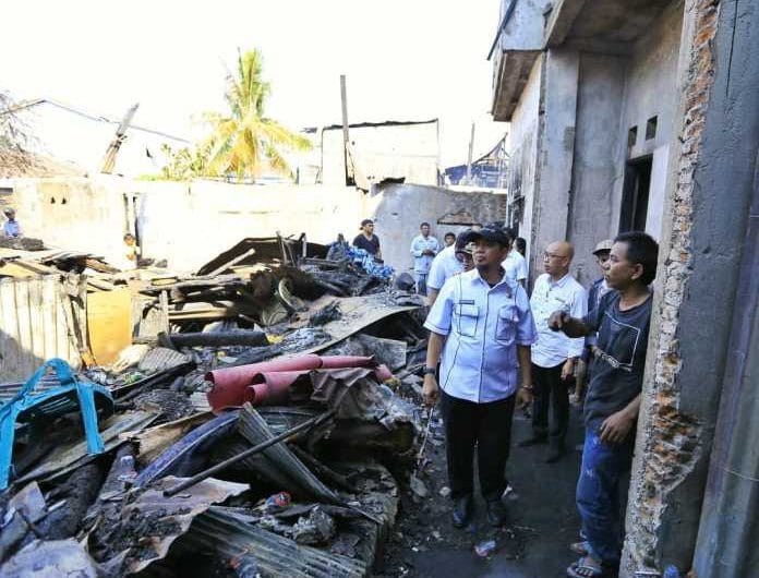 M Iqbal Samad Suhaeb mengunjungi lokasi kebakaran di Kecamatan Mariso.
