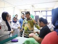 Iqbal Suhaeb menjenguk Nurul (12), anak penderita Tumor