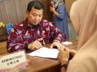 Pj Wali Kota Makassar melakukan aktifitas rutinnya sebagai penjabat wali kota di kantor Kecamatan Mamajang, Jumat (25/10/2019).