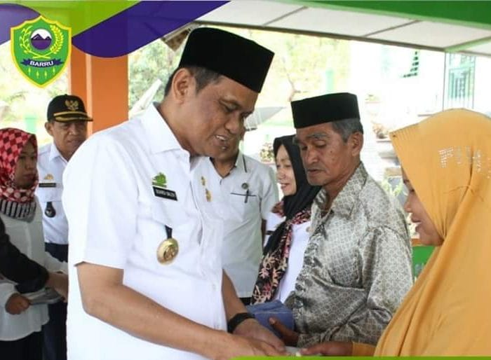 Bupati Barru Serahkan Bantuan ke Korban Bencana Alam di Desa Nepo
