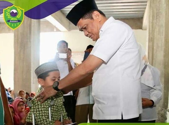Bupati Barru Serahkan Zakat, Infak dan Sedekah di Kecamatan Soppeng Riaja dan Mallusetasi