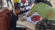 Penampakan darah di kain kafan Maulana Suryadi (23), pemuda yang tewas saat ikut aksi unjuk rasa mahasiswa di DPR RI