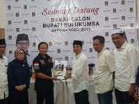 JMS mengembalikan formulir pendaftarannya di Partai Keadilan Sejahtera (PKS)