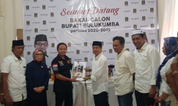 JMS mengembalikan formulir pendaftarannya di Partai Keadilan Sejahtera (PKS)