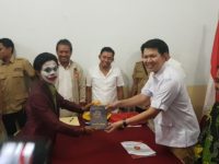 Irman Yasin Limpo alias None yang mendaftar sebagai calon walikota di tiga Partai Politik (Parpol) didampingi figur Joker