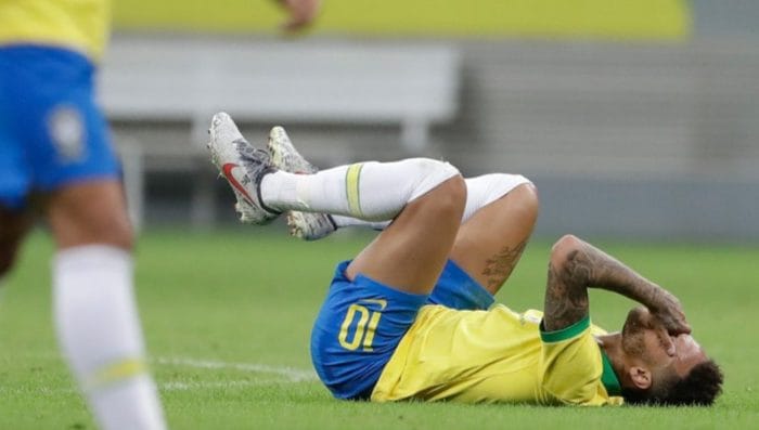 Neymar mengalami cedera ketika membela Brasil dalam laga persahabatan kontra Nigeria