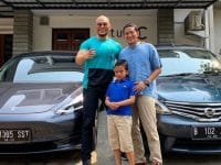 Mantan Wakil Gubernur DKI Jakarta, Sandiaga Uno berfoto bersama saat berkunjung ke rumah artis Deddy Corbuzier.