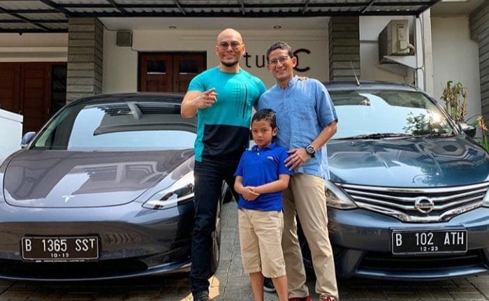 Mantan Wakil Gubernur DKI Jakarta, Sandiaga Uno berfoto bersama saat berkunjung ke rumah artis Deddy Corbuzier.