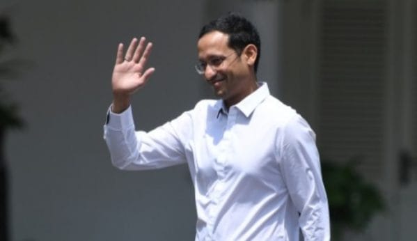 CEO goJek Nadiem Makarim melambaikan tangan di Kompleks Istana Kepresidenan
