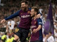 Lionel Messi dan Ivan Rakitic merayakan gol Barcelona (c) AFP