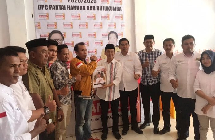 Jamaluddin Syamsir mengembalikan formulir bakal calon bupati Bulukumba di Kantor DPC Partai Hanura Bulukumba