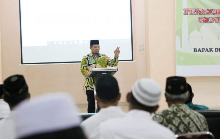 Iqbal Suhaeb Lantik Pengurus Masjid Besar Al-Abrar Gunungsari Baru