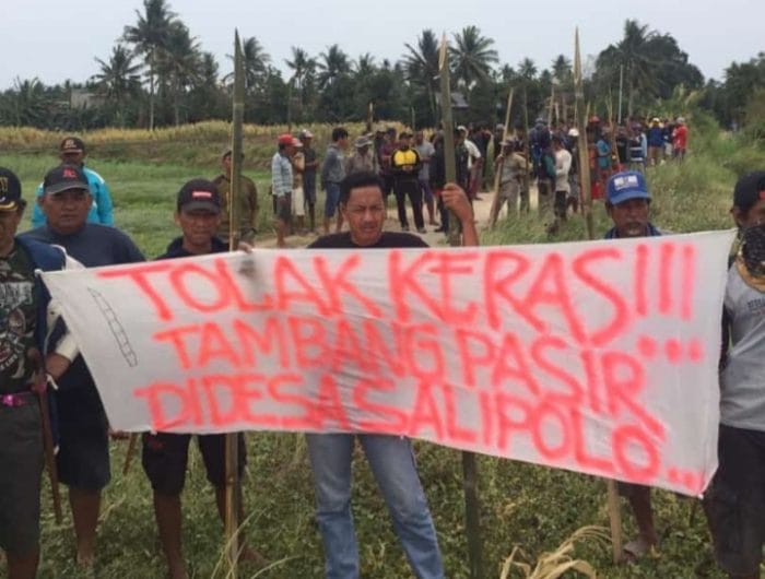 Bambu Runcing Warnai Aksi Solidaritas Warga Tolak Tambang di Pinrang