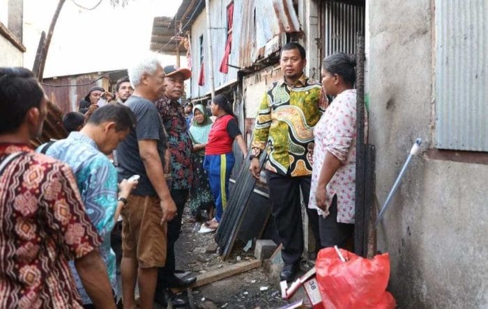 Iqbal Suhaeb Kunjungi Warga Korban Kebakaran di Toddopuli