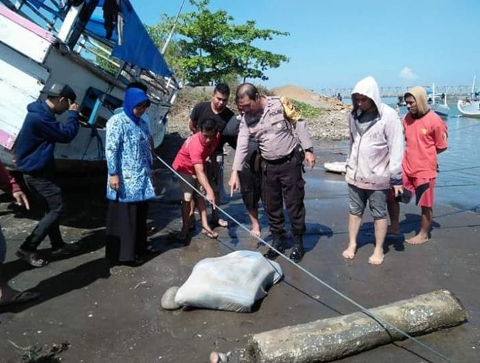 Warga Temukan Mayat Perempuan Terbungkus Seprai di Jembatan Barombong