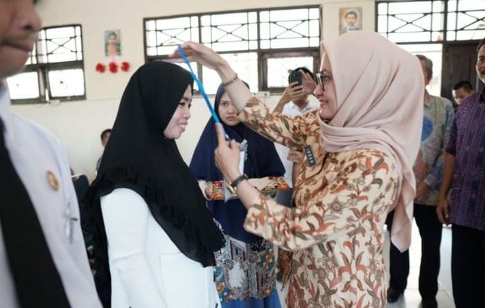 Bupati Indah menyematkan tanda peserta Seleksi Substansi Tahap II Calon Kepala Sekolah