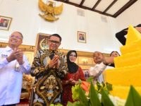 Gubernur Sulawesi Selatan, Nurdin Abdullah bahkan mendapat berbagai kejutan di Hari Ulang Tahunnya
