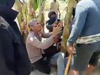 Viral Video Kapolsek di Pinrang Bersimpuh di Depan Massa yang Bawa Parang dan Balok