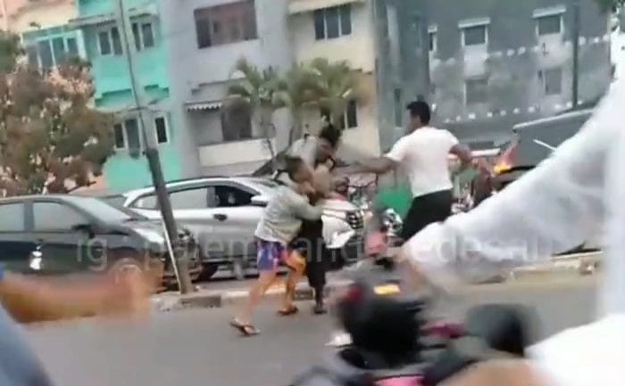 Viral Video Seorang Polisi Adu Jotos dengan Dua Anggota TNI di Jalan Raya