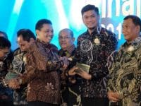 Adnan Purichta Ichsan menerima Anugrah Kihajar 2019 dari Kementerian Pendidikan dan Kebudayaan (Kemendikbud).