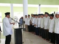 Suardi Saleh saat melantik pengurus Masjid Agung Nurul Iman Barru, Minggu (17/11/19).