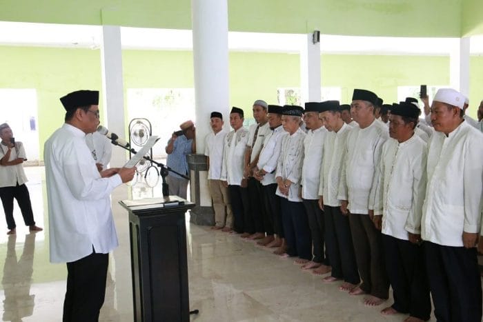 Suardi Saleh saat melantik pengurus Masjid Agung Nurul Iman Barru, Minggu (17/11/19).
