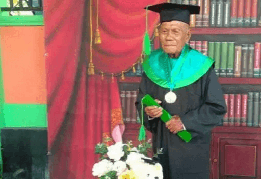 La Ode Muhammad berhasil raih gelar sarjana sastra Indonesia di Usia 85 Tahun.