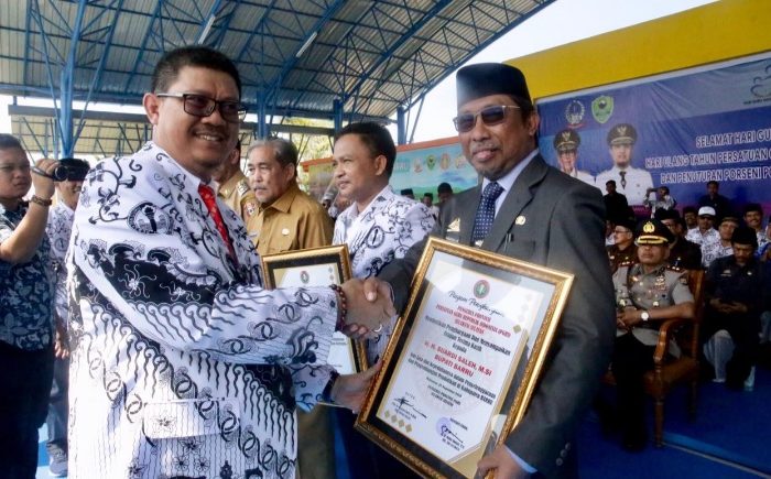 Wakil Bupati Nasruddin AM yang mewakili Suardi Saleh menerima penghargaan dari PGRI.