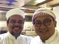 Ketua Umum Front Pembela Islam (FPI) Habib Rizieq Syihab bertemu dengan dua Wakil Ketua DPR Fadli Zon di Mekkah, Arab Saudi. - @fadlizon