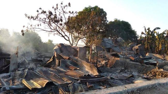 Sejumlah rumah habis terbakar akibat bentrokan dua kelompok warga di Buton Tengah, Sulawesi Tenggara. (Dok Polda Sultra)