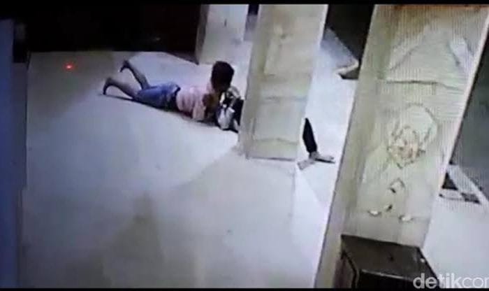 Sepasang kekasih Ini Terekam CCTV Lagi Bercumbu Tengah Malam di Teras Masjid