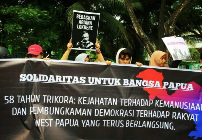 'Aliansi Solidaritas untuk Bangsa Papua' menggelar aksi flashmob di depan Kampus Universitas Muslim Indonesia (UMI), Jalan Urip Sumoharjo, Makassar, Kamis (19/12/2019).