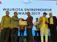 Taufan Pawe dianugerahi sebagai Wali Kota Entrepreneur, pada ajang Wali Kota Entrepreneur Award 2019 pada kategori bidang kesehatan.