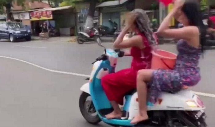 Viral Video Dua Wanita Seksi Kendarai Motor Sambil Keramas di Jalan Raya