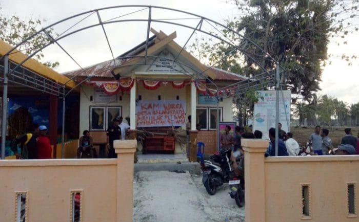 Warga menyegel kantor Desa Balangdatu dengan memaku balok di pintu utama dan memasang pelepah nipah.