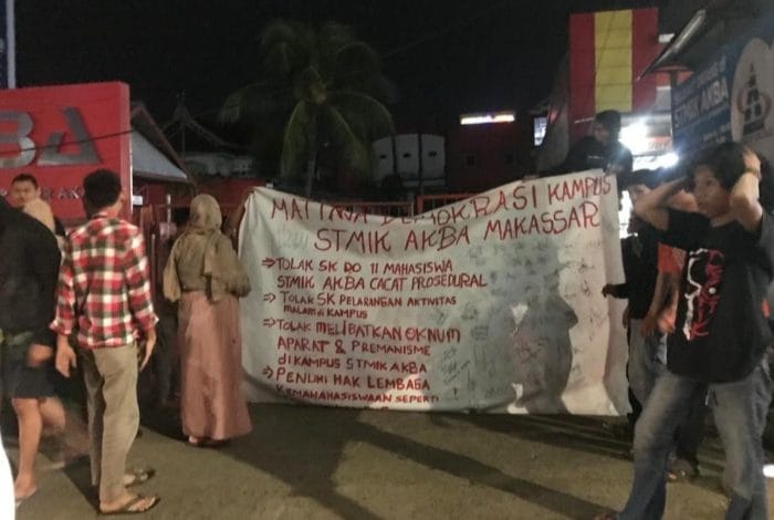 Mahasiswa STMIK Akba Kembali Menggelar Aksi Demonstrasi di Malam Hari Menolak Surat Keputusan DO