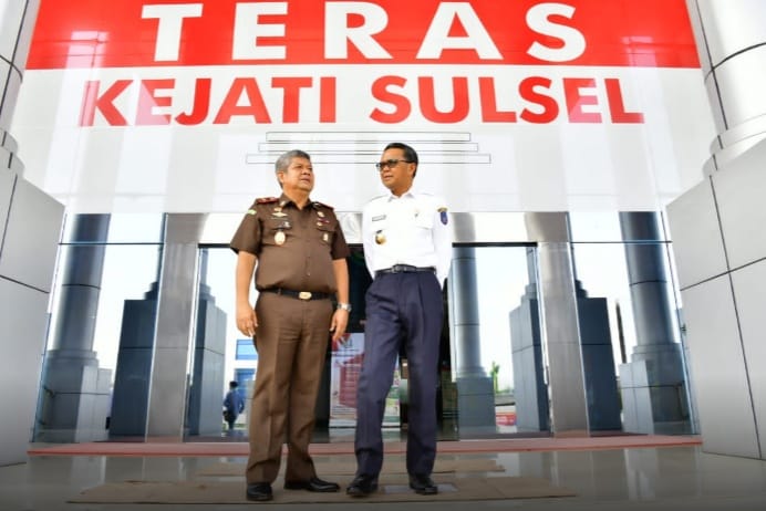 Gubernur Sulsel Prof HM Nurdin Abdullah bersama Kepala Kejati Sulsel.