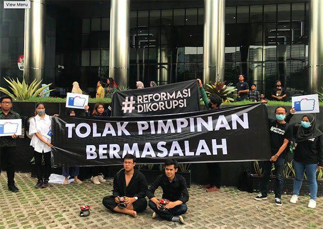 Indonesia Corruption Watch (ICW) menggelar aksi teatrikal di depan Gedung Merah Putih Komisi Pemberantasan Korupsi (KPK), Kuningan, Jakarta Selatan, Jumat (20/12). (Istimewa)