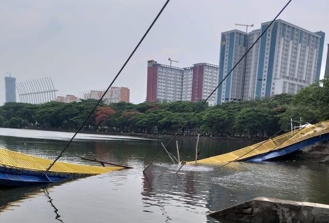Jembatan gantung berwarna kuning yang berbentuk lengkung di Taman Hutan Kota Kemayoran roboh. Kejadian itu terjadi pada Minggu (22/12) sekitar pukul 13.30 WIB. (istimewa)