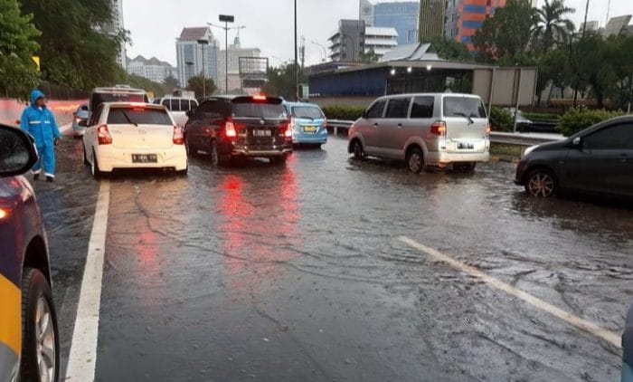 17 Gerbang Tol Ditutup Akibat Banjir Jabodetabek