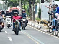 Jokowi naik motor dan tak menyalakan lampu motor (Minggu, 4/11/2018) pukul 06.20 WIB. (Ist).