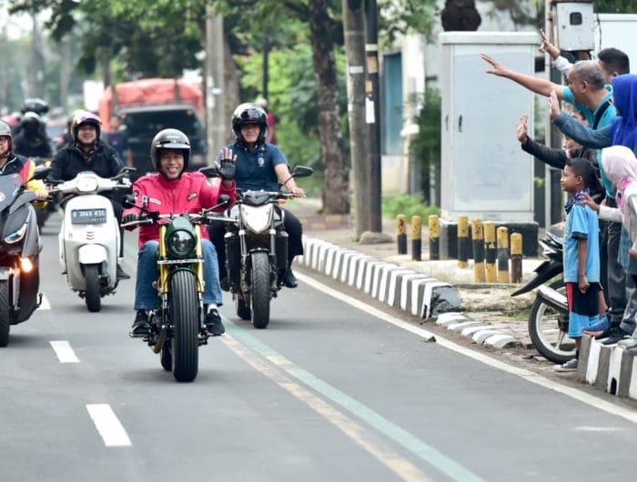 Jokowi naik motor dan tak menyalakan lampu motor (Minggu, 4/11/2018) pukul 06.20 WIB. (Ist).