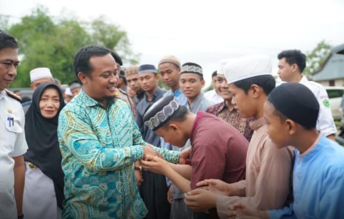 Andi Sudirman Sulaiman, mengunjungi Pondok Pesantren Darud Da’wah Wal Irsyad (DDI) Mangkoso