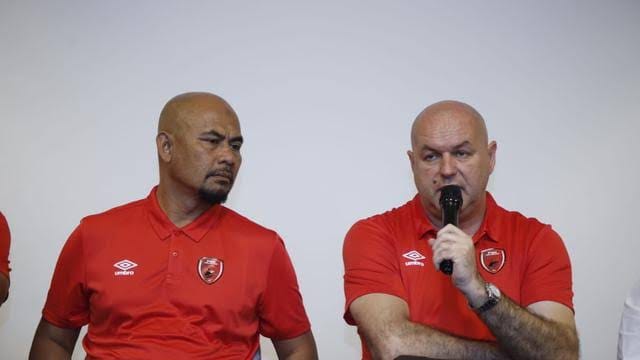 Pelatih PSM Makassar Bojan Hodak (Kiri).