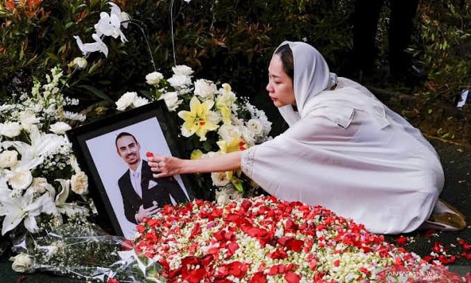 Sehari Setelah Meninggal, BCL Kembali Ziarah ke Makam Ashraf Sinclair
