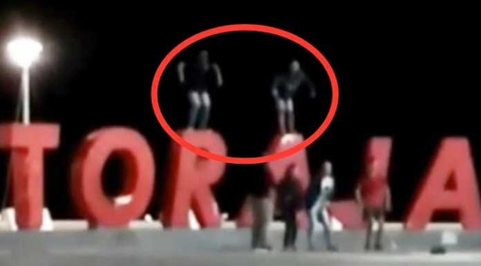 Sejumlah Pemuda Terekam Main TikTok di Atas Landmark Pantai Losari