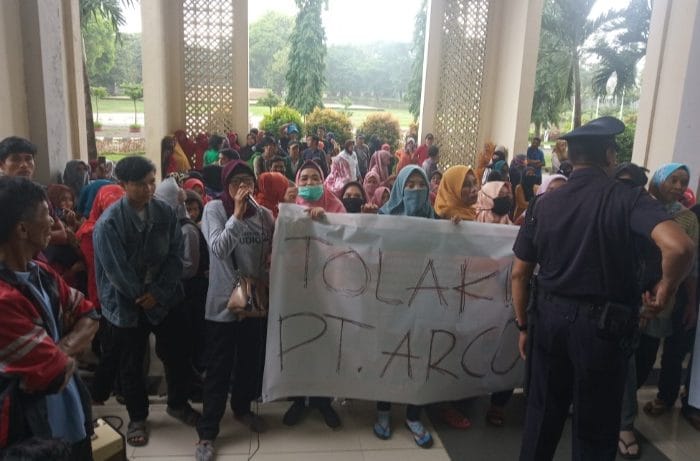 Puluhan cleaning service UIN Alauddin menggelar aksi unjuk rasa di Gedung Rektorat.