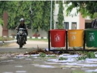 Tolak PT Arco, Ratusan Cleaning Service UIN Alauddin Aksi Tabur Sampah