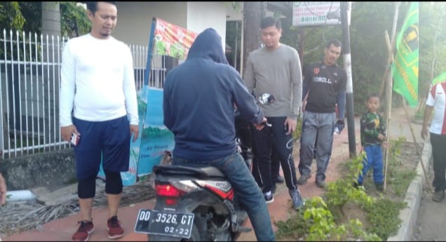 Parkir di Atas Pedestrian, Bupati Gowa Tegur Pengendara Roda Dua