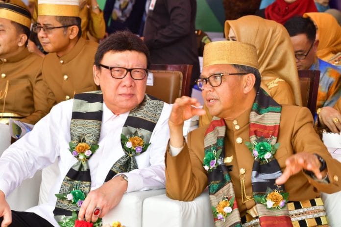 Gubernur Sulsel dan Menpan-RB Disambut Tari Mappadendang di HUT Barru Ke-60
